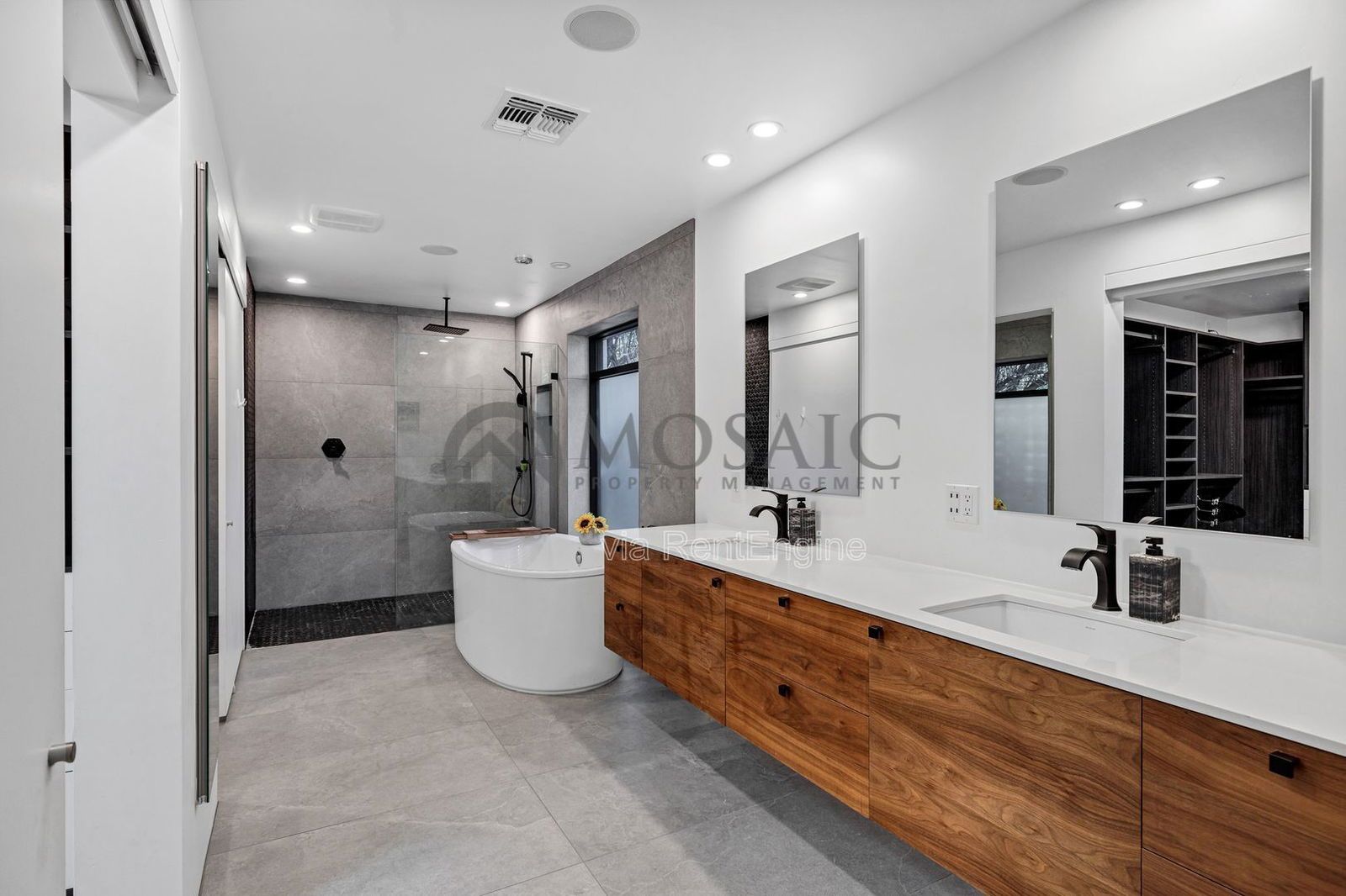 Beautifully home in Scottsdale with a detached casita property image