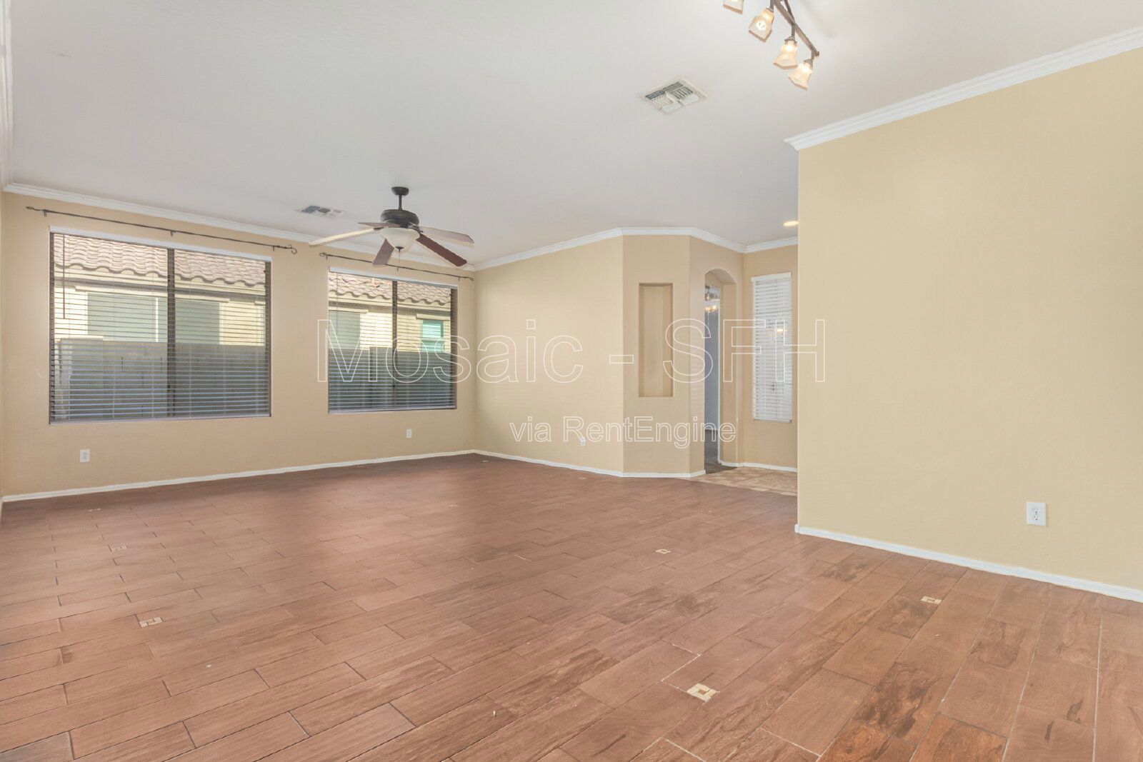 Adorable 3 bed/2 bath PLUS DEN! Come see today! property image