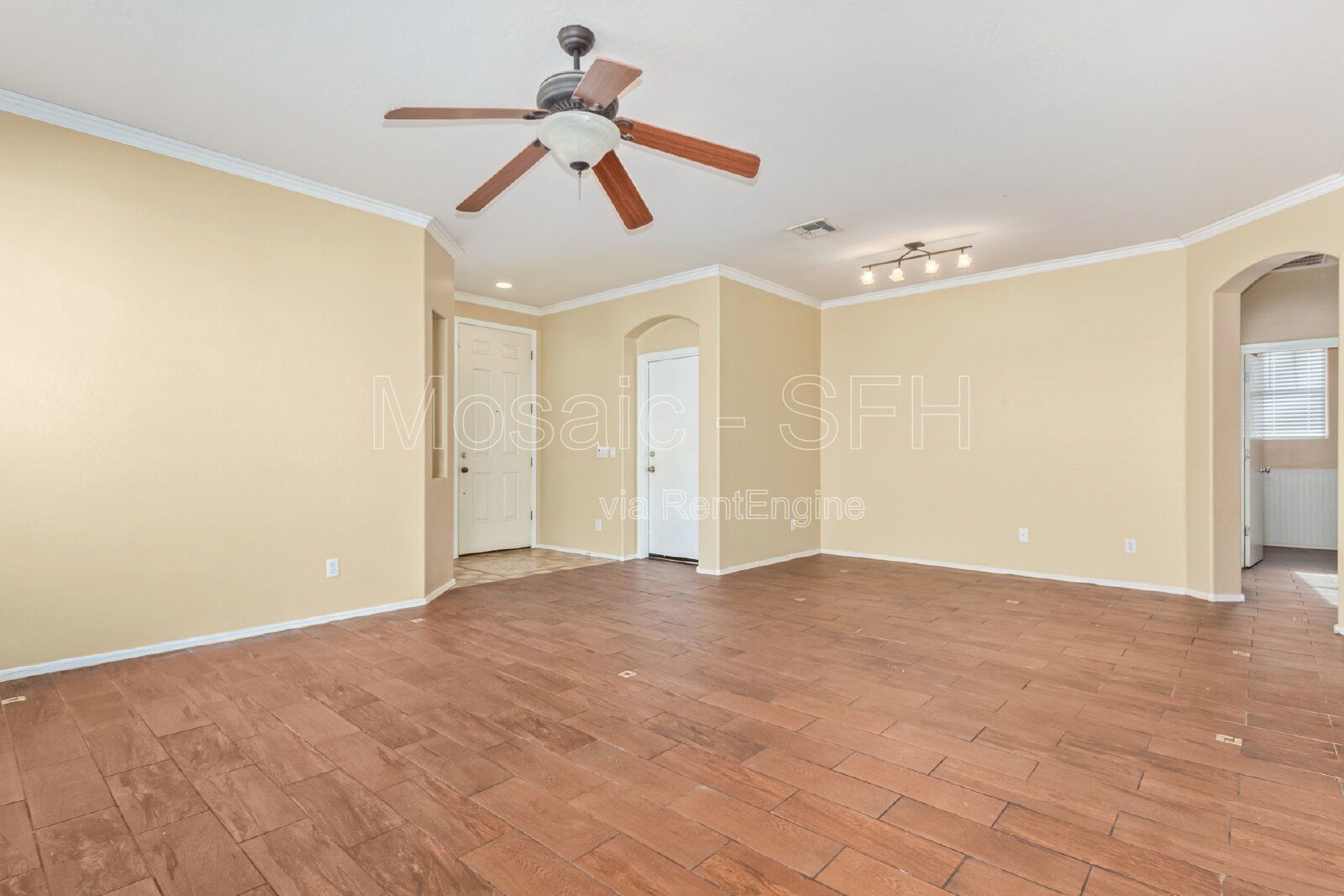 Adorable 3 bed/2 bath PLUS DEN! Come see today! property image