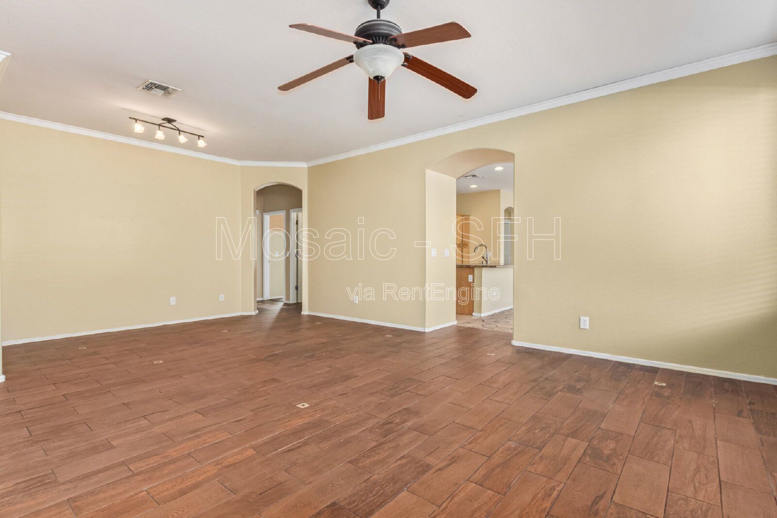 Adorable 3 bed/2 bath PLUS DEN! Come see today! property image