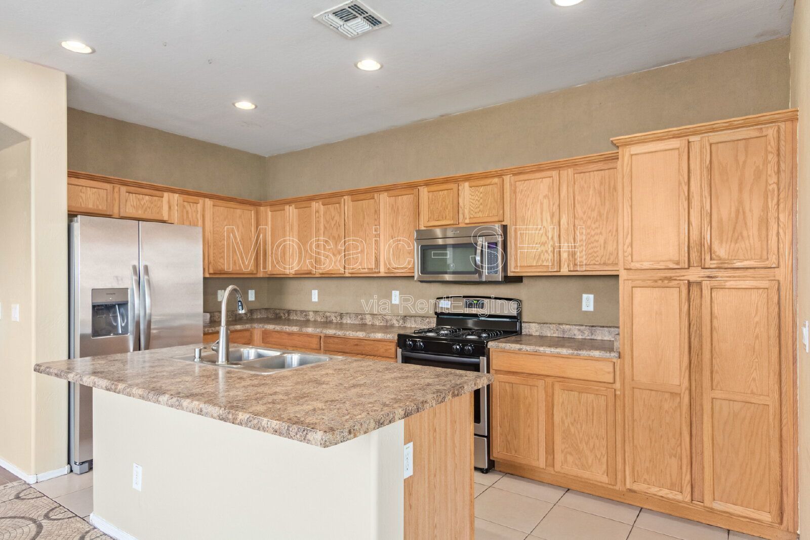 Adorable 3 bed/2 bath PLUS DEN! Come see today! property image