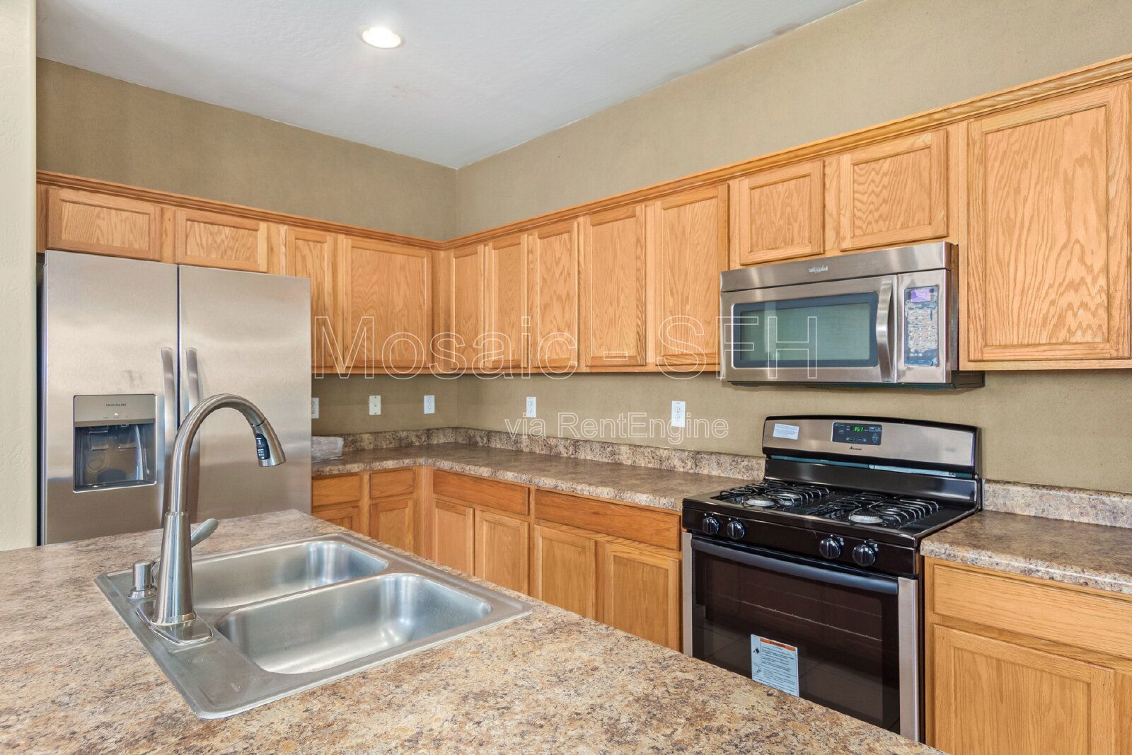 Adorable 3 bed/2 bath PLUS DEN! Come see today! property image