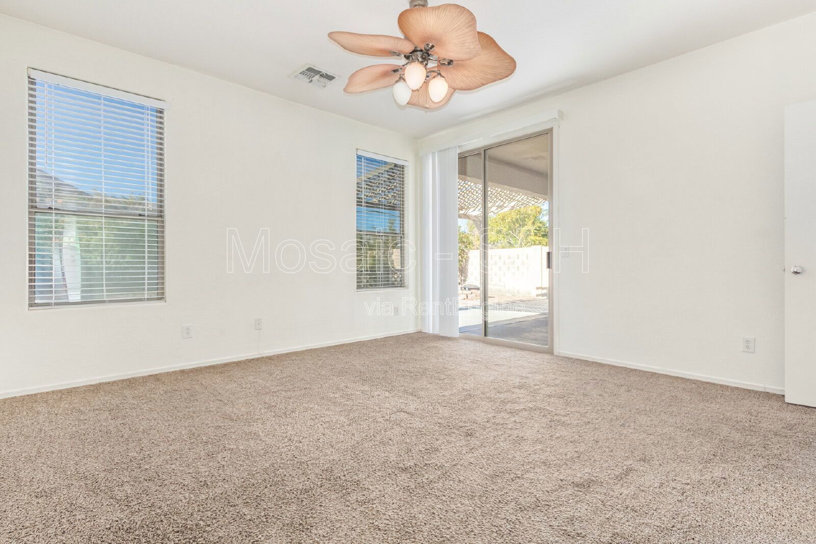 Adorable 3 bed/2 bath PLUS DEN! Come see today! property image