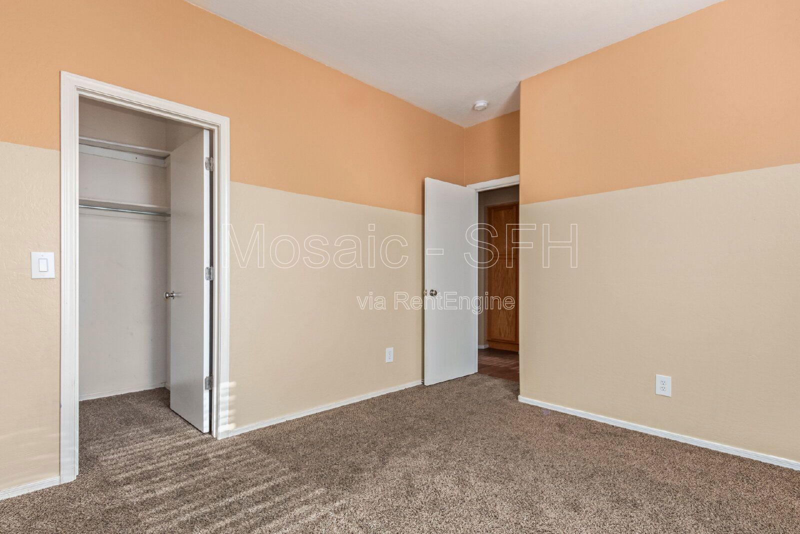 Adorable 3 bed/2 bath PLUS DEN! Come see today! property image