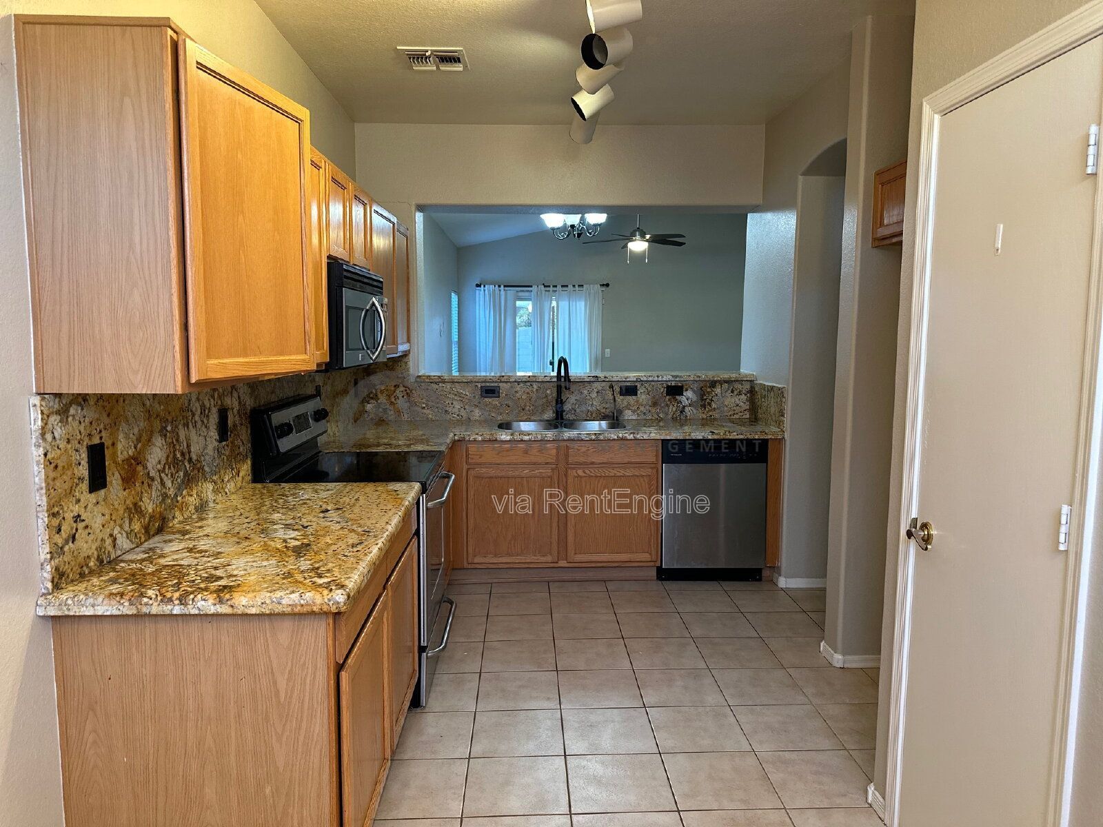 Welcome to your Gorgeous 3 bed/ 2bath home in the HIGHLY DESIRABLE Corona Del Mar!!! property image