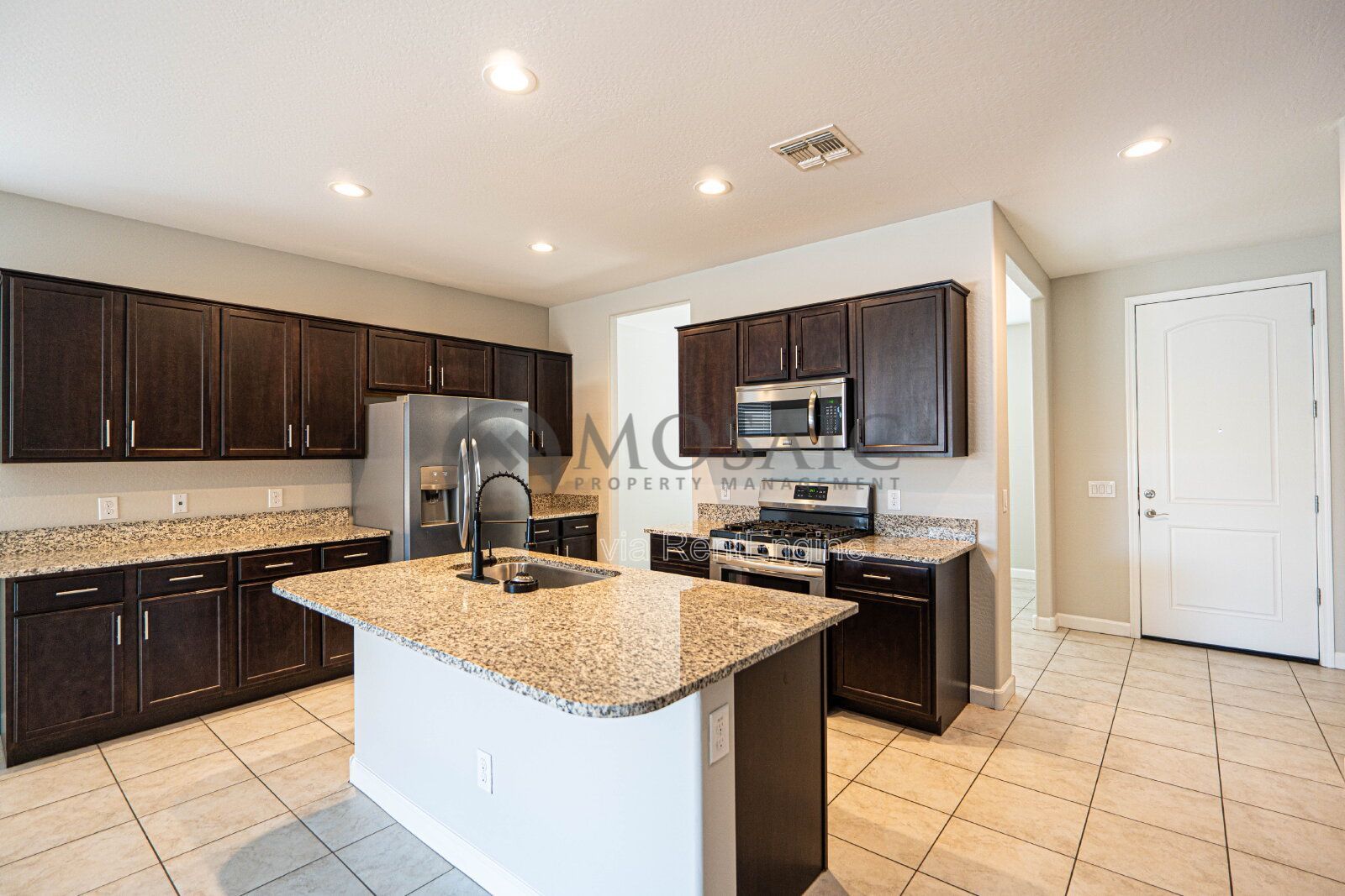 3 bed/ 2 bath home with HUGE backyard! property image
