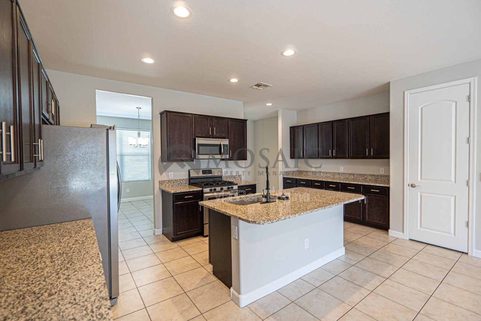 3 bed/ 2 bath home with HUGE backyard! property image
