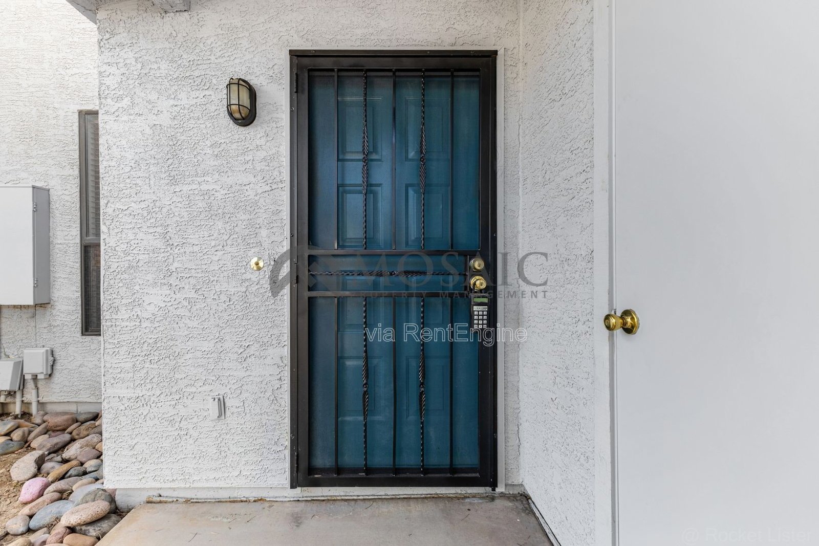 Perfect 2 bed 2 bath Condo! Brand New Flooring! property image