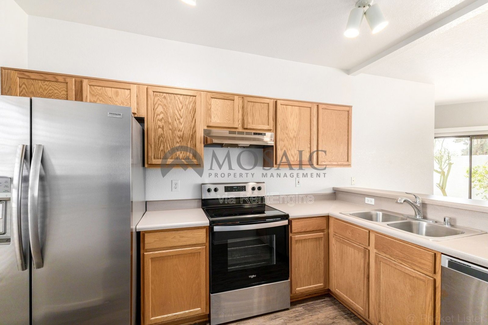 Perfect 2 bed 2 bath Condo! Brand New Flooring! property image