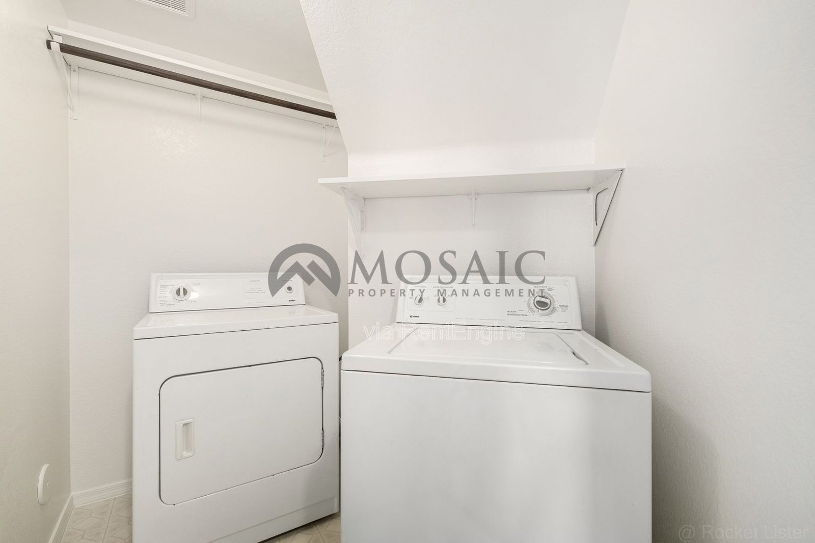 Perfect 2 bed 2 bath Condo! Brand New Flooring! property image
