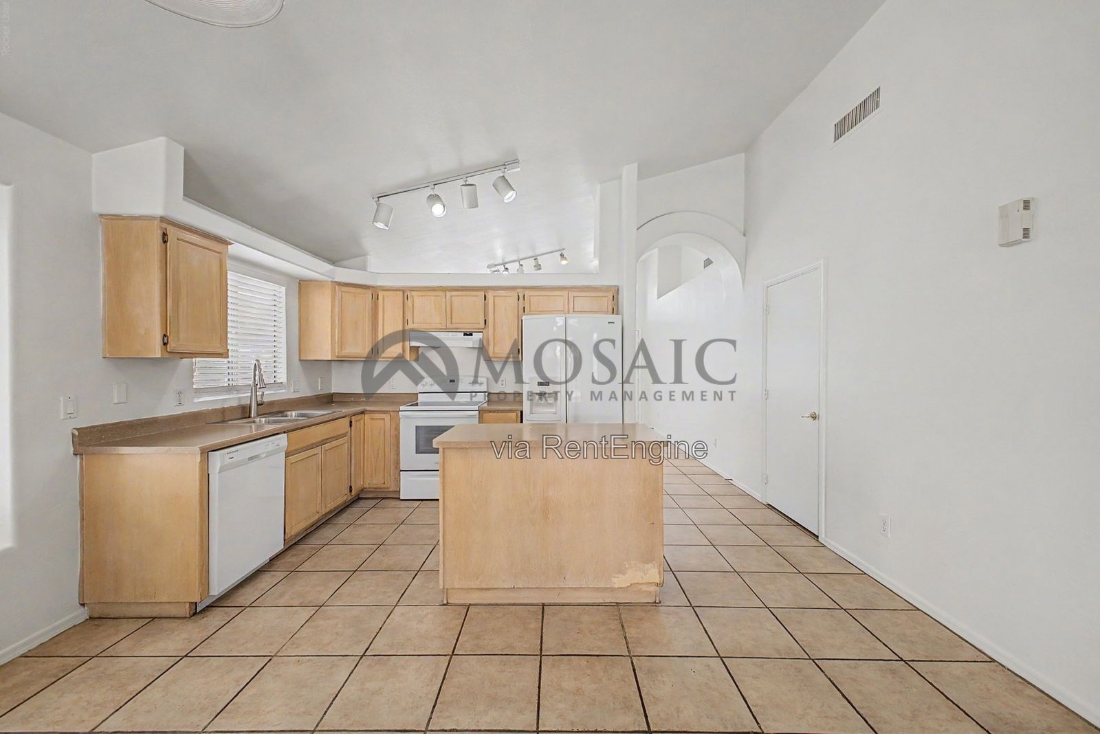 Beautiful home close to the North 101 freeway property image